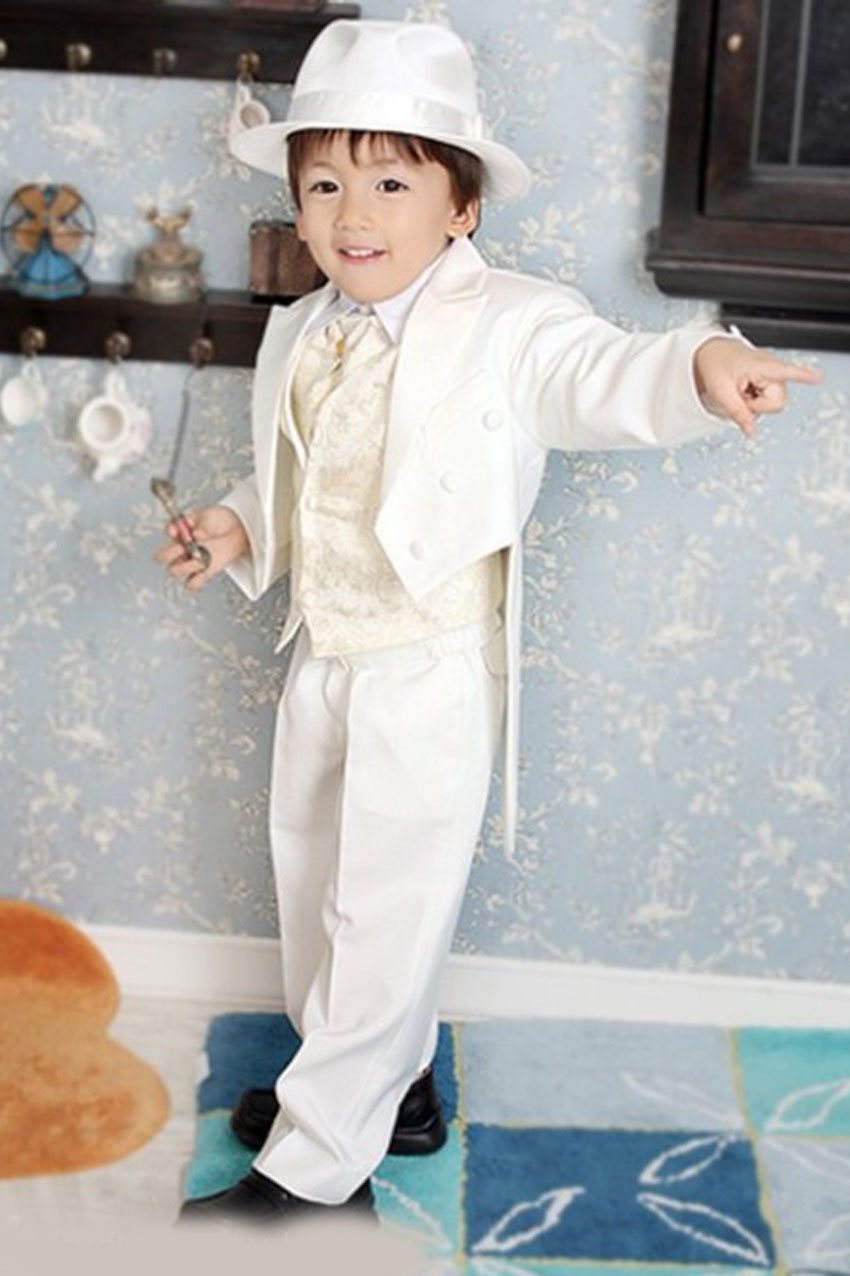 Мальчик в белом костюме